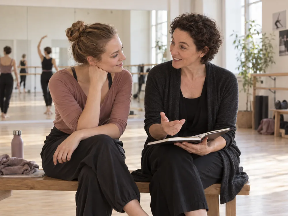 KI-Symbolbild: Deirdre O’Neill gibt einer angehenden Tanztrainerin Feedback