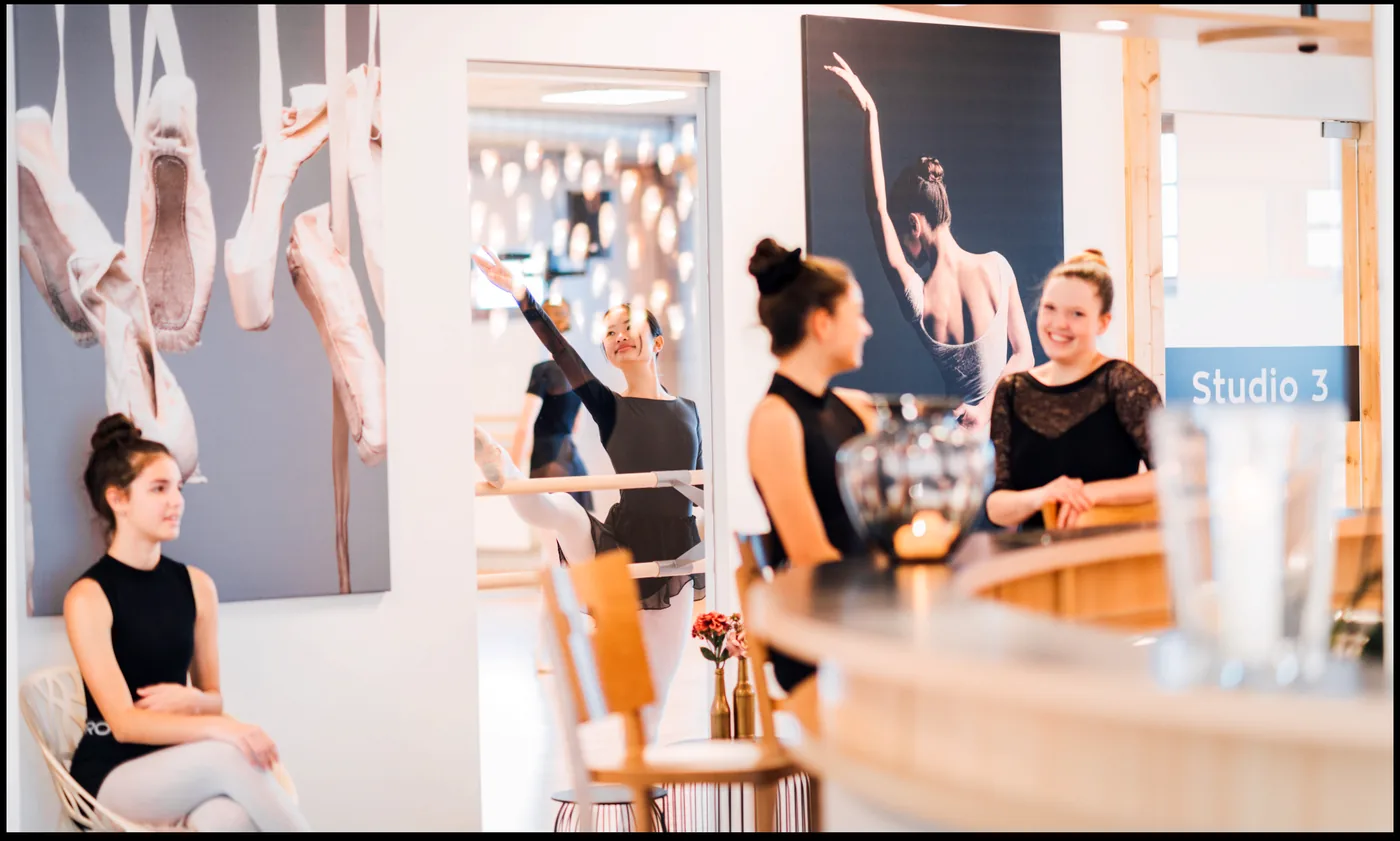 Schülerinnen im Empfangsbereich des Tanzstudio Attitude, im Hintergrund Studio 3